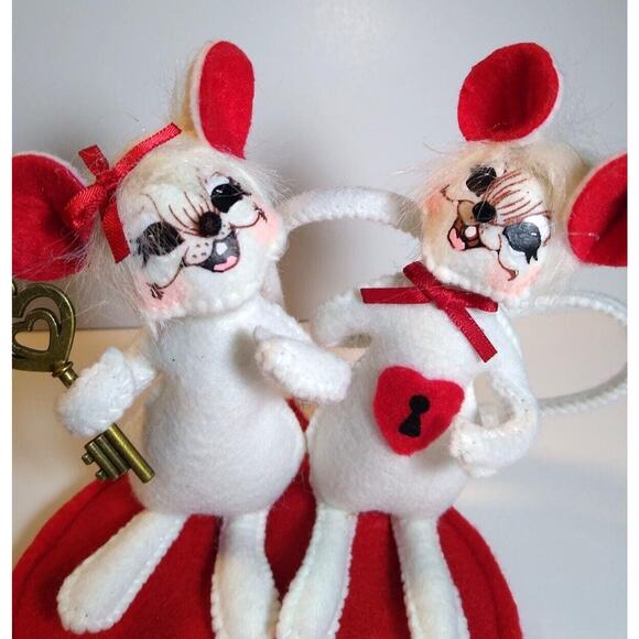 ANNALEE Valentine White Mice Holds Key To His Heart 2008 Anthropomorphic Doll 5" - Picture 2 of 6